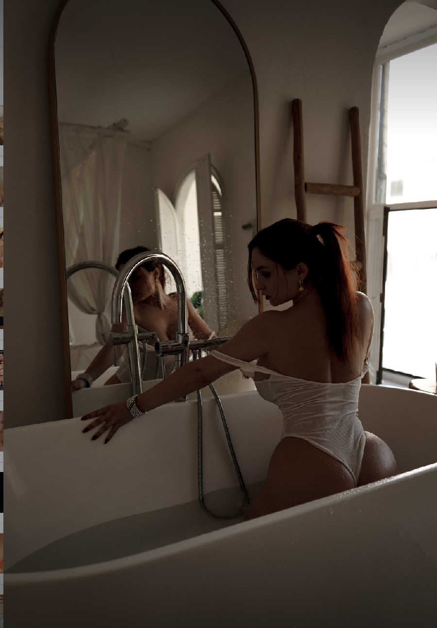 A playful frame from Miranda Faith nude — online in Tifariti