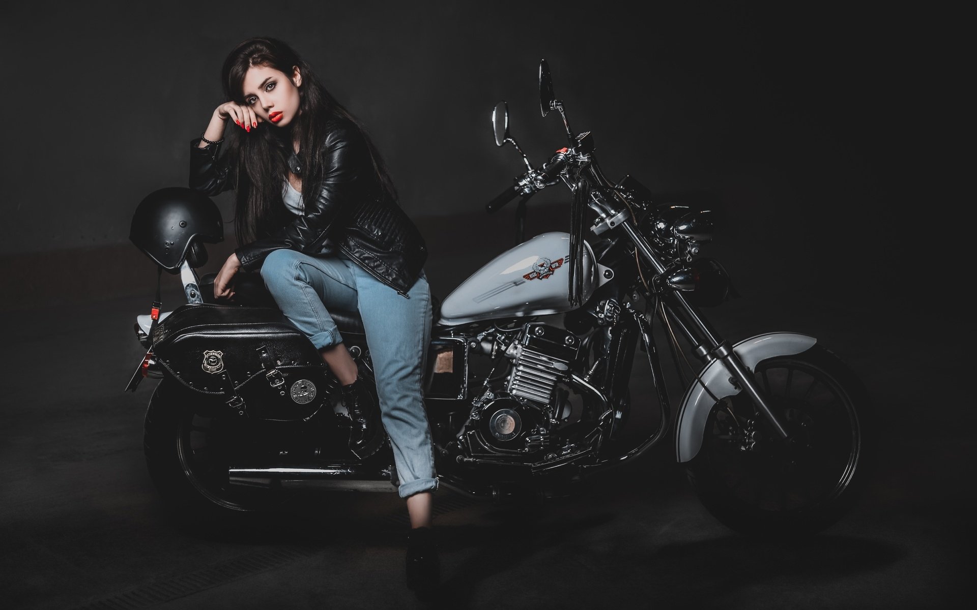 Biker girls: style and drive in Tifariti