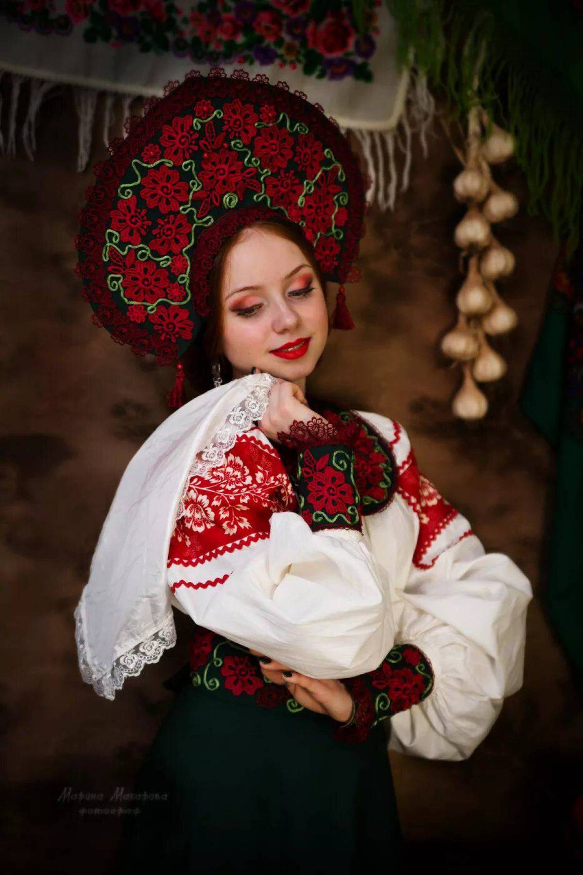 Women in Slavic costumes underwear in Tifariti