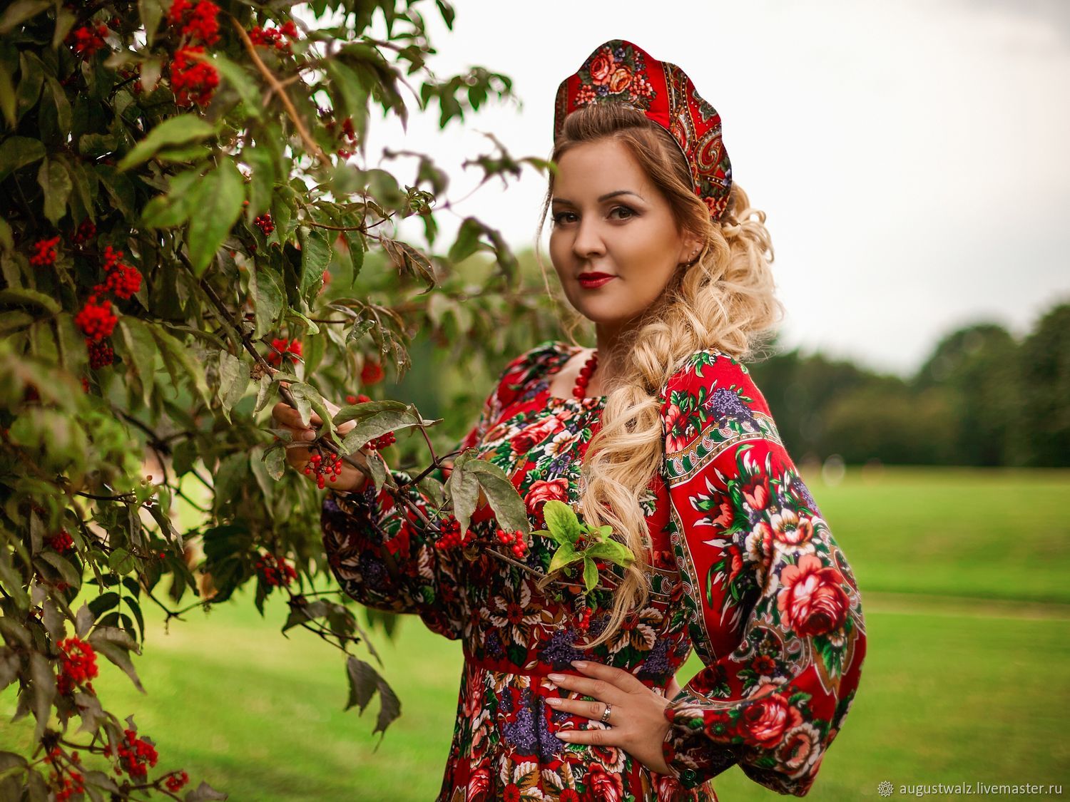 Women in Slavic costumes in Tifariti