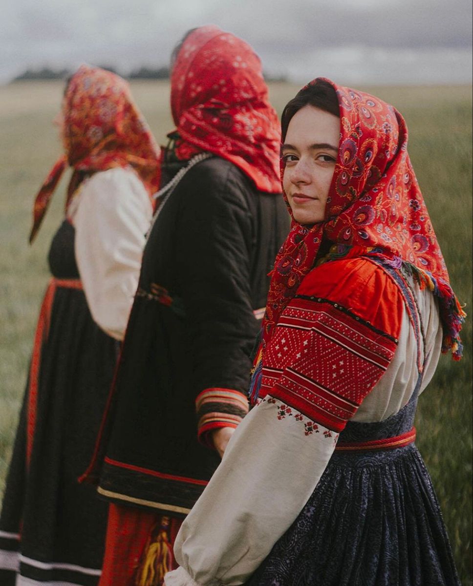 Women in Slavic costumes in Tifariti