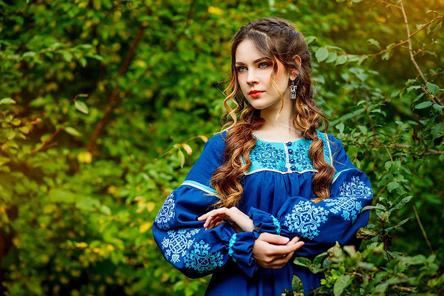 Sexy photo Women in Slavic costumes in Tifariti