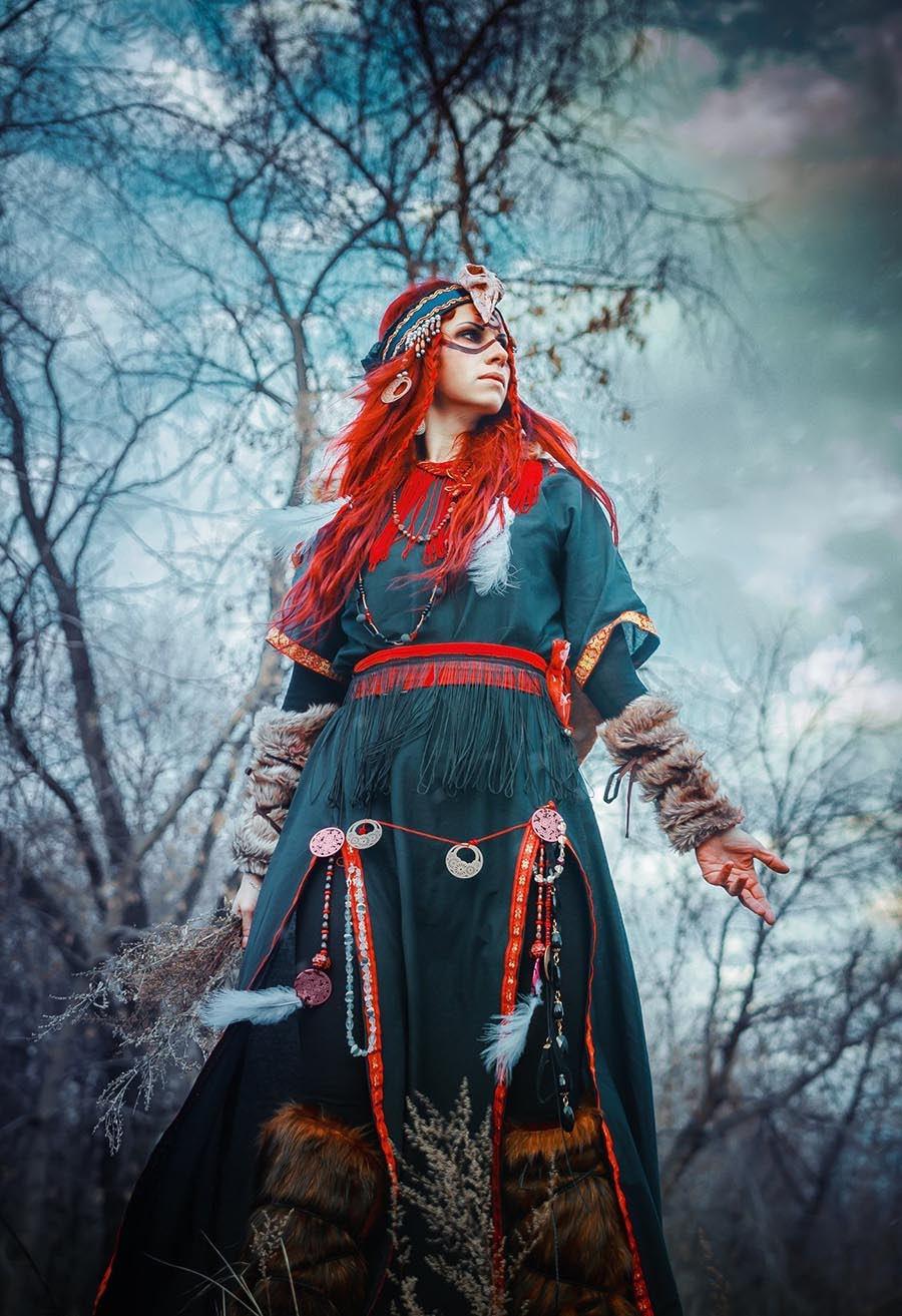 Girls in Slavic costumes underwear in Tifariti