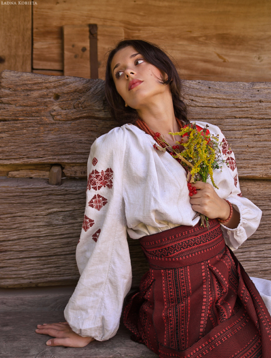 Girls in Slavic costumes in Tifariti