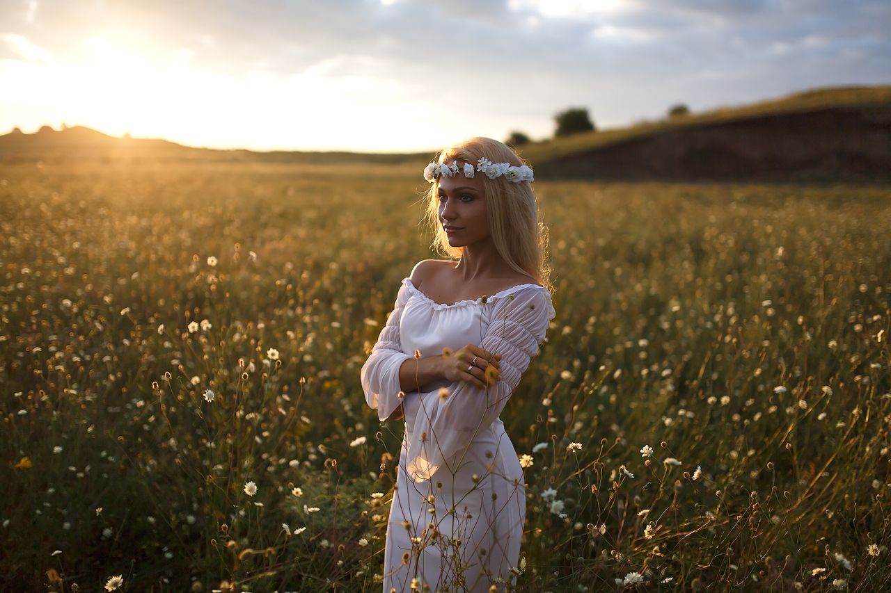 Girls in Slavic costumes in Tifariti