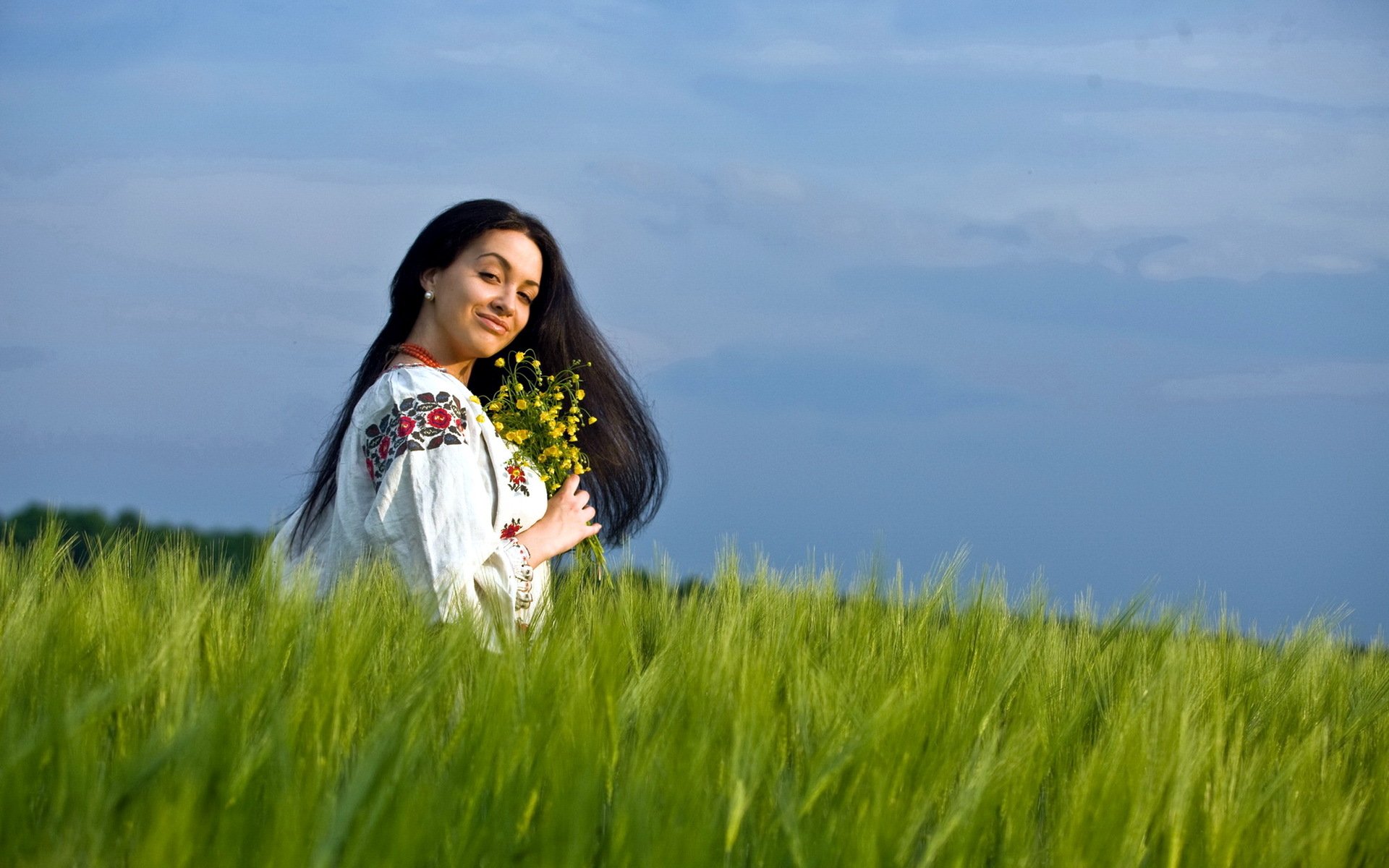 Girls in Slavic costumes in Tifariti