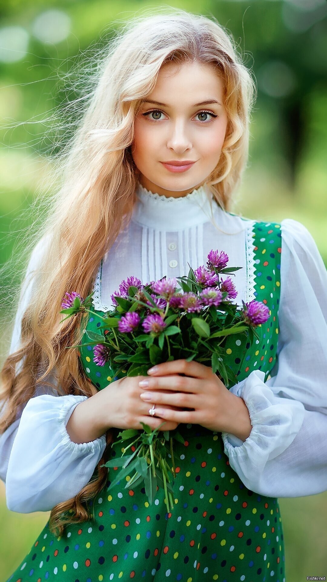 Girls in Slavic costumes in Tifariti