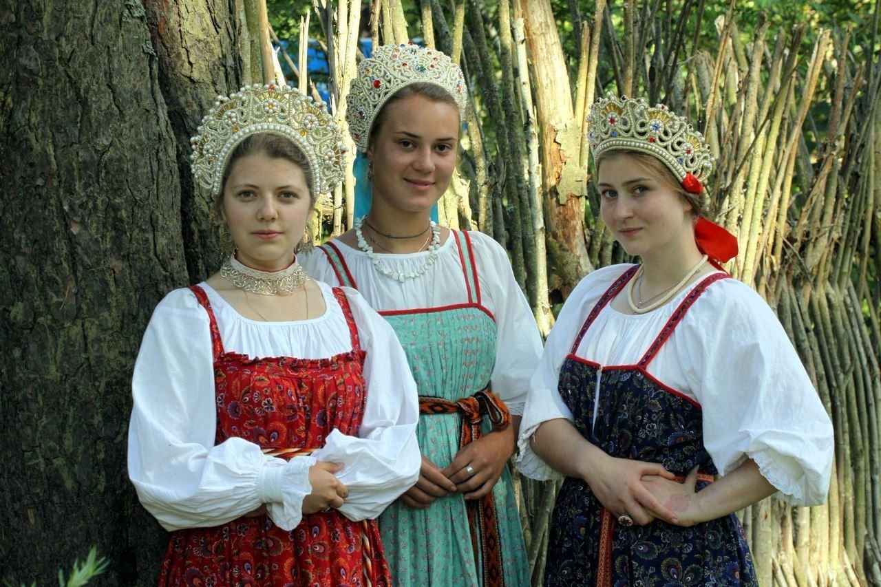 Sexy model Girls in Slavic costumes in Tifariti