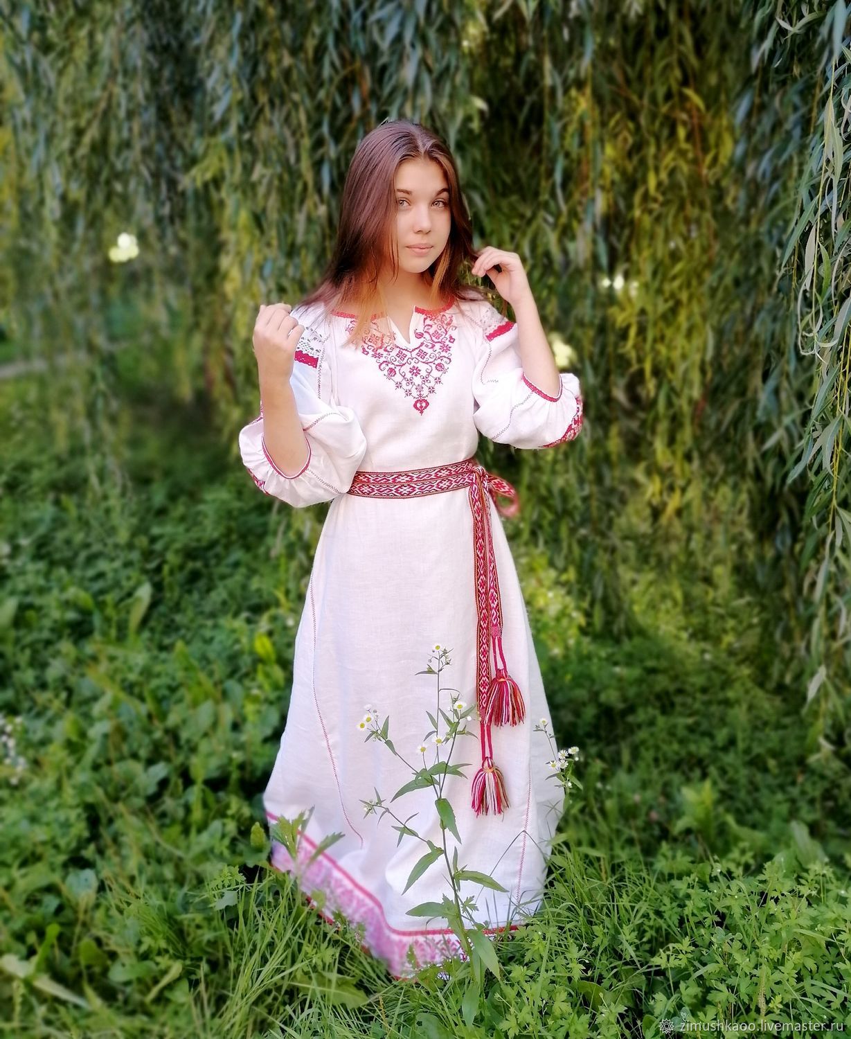 Girl Girls in Slavic costumes in Tifariti