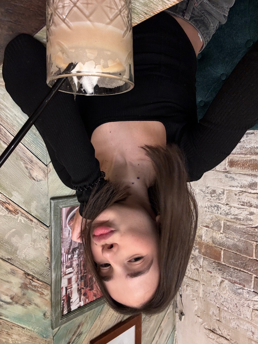 Fresh photos, fresh mood — Tina online in Tifariti